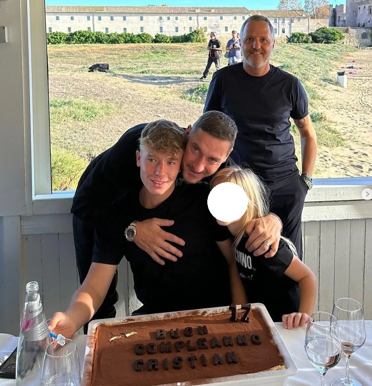 Francesco Totti festeggia il compleanno del figlio Cristian all'Isola del Pescatore a Santa Severa