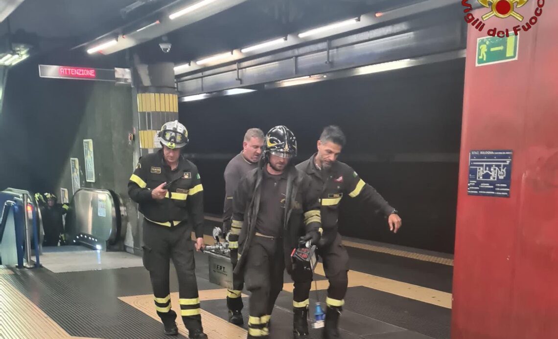 Investito da un treno della metro: 19enne in codice rosso. L'intervento dei VVF