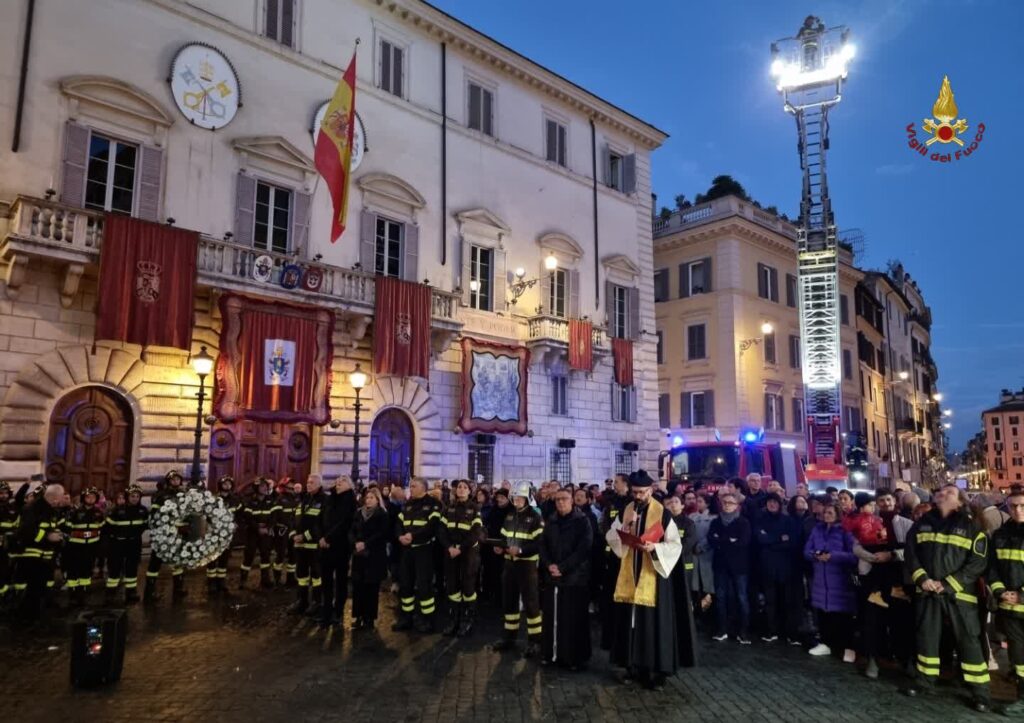 I Vigili del Fuoco depongono la corona di fiori sulla statua dell'Immacolata Concezione in Piazza di Spagna dopo una scalata di 30 metri