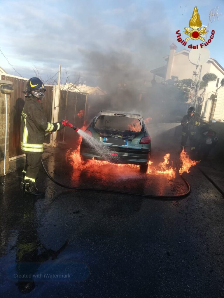 Civitavecchia, a fuoco un'automobile in via Maestrale