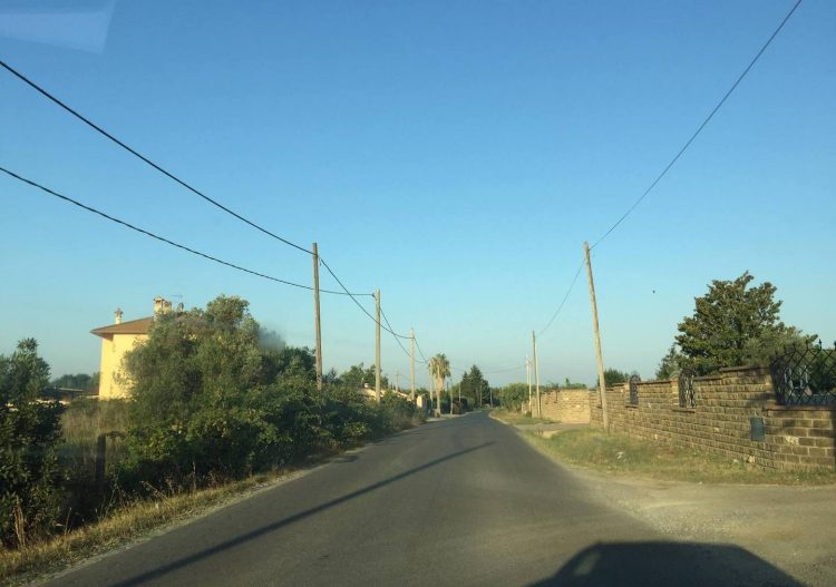 Cerveteri, i residenti di Via di Zambra: "La strada è pericolosa e abbandonata”