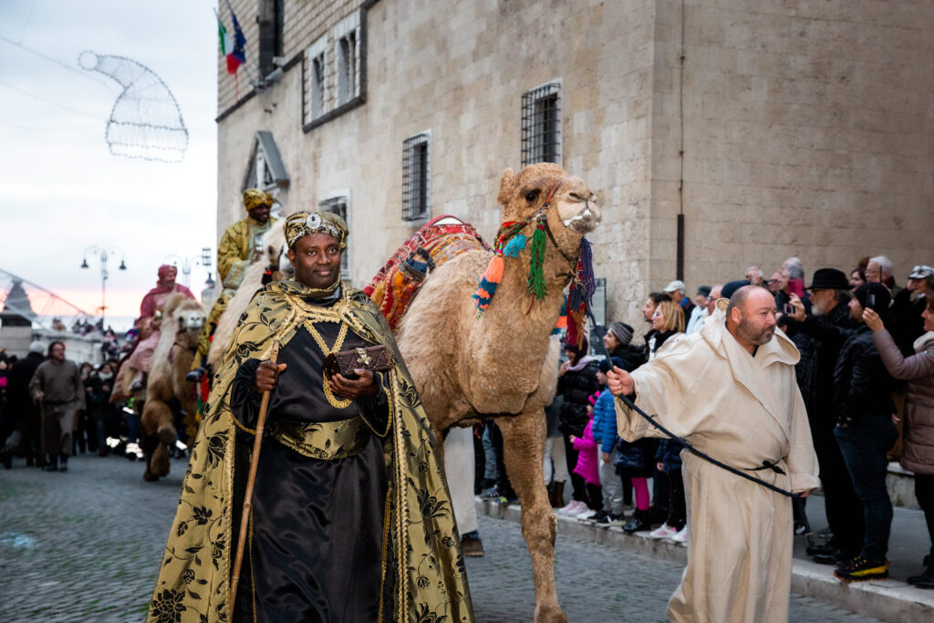 Presepe vivente di Tarquinia, per il corteo dei re magi 3200 visitatori