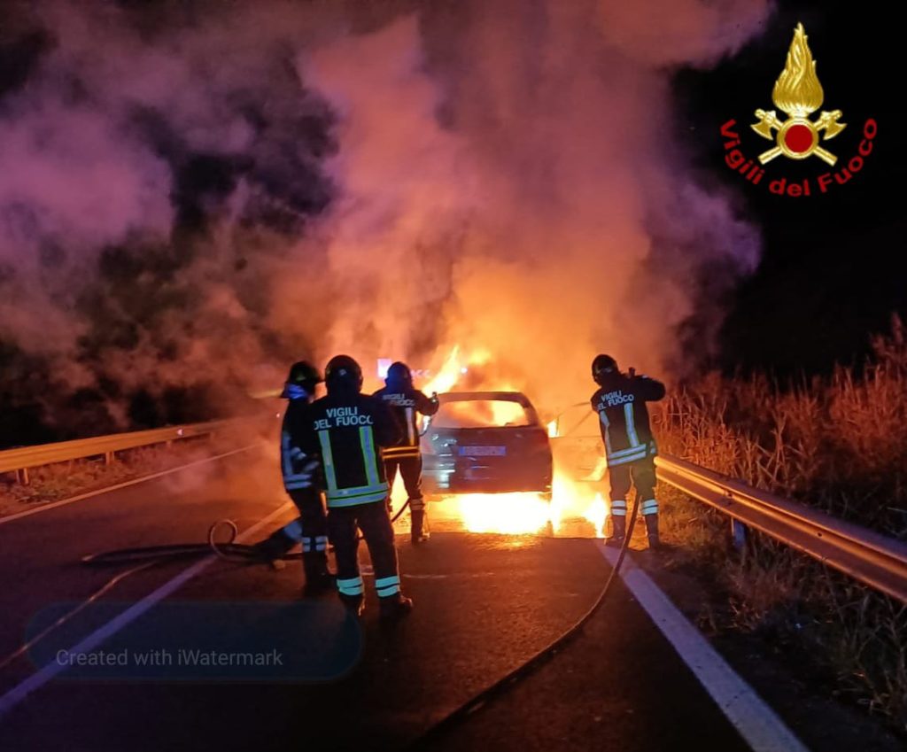 Civitavecchia, auto in fiamme sulla A12