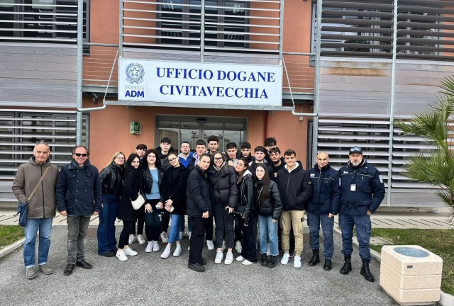 "Un giorno in dogana": gli studenti del Baccelli in visita all'ufficio dogane