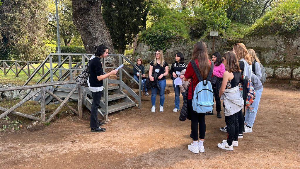 Gli studenti del Mattei fanno il bis e accolgono nuovi turisti alla Banditaccia