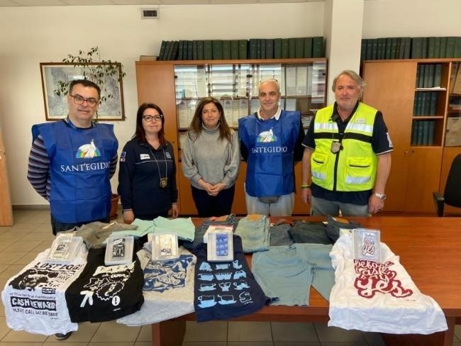 Civitavecchia: l'ufficio delle Dogane devolve 100 capi d'abbigliamento alla Comunità di Sant'Egidio