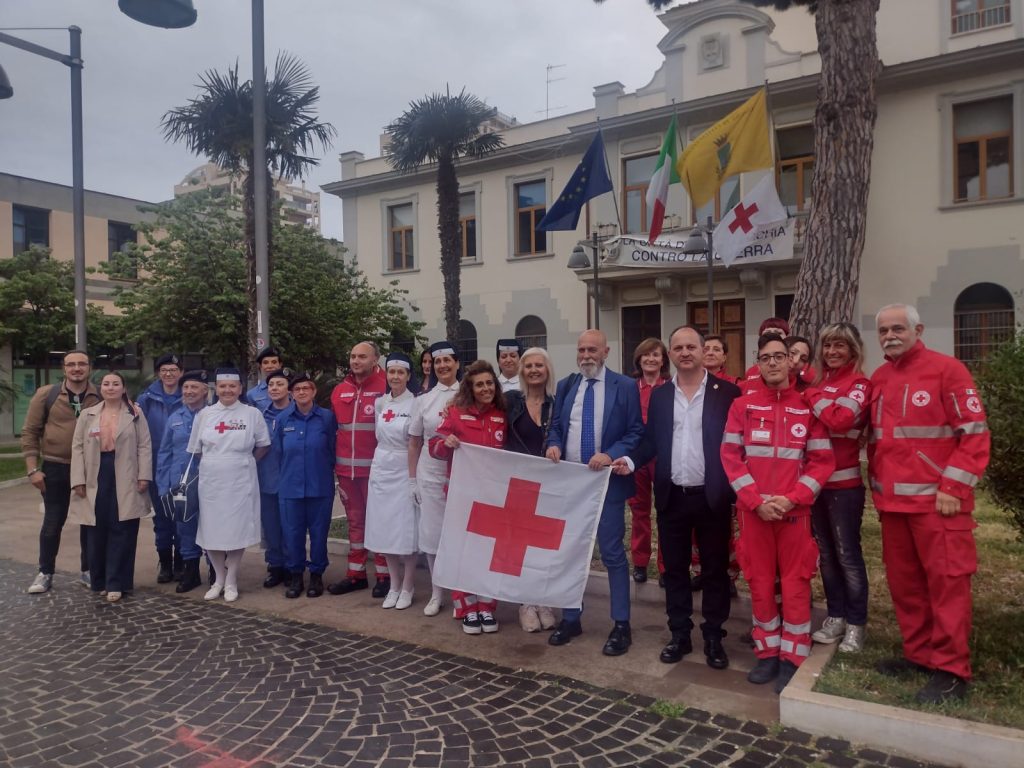 Civitavecchia: consegnata al sindaco Tedesco la bandiera della Croce Rossa