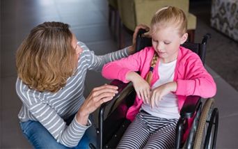 Chi assiste a tempo pieno un parente disabile non ha più diritto a un contributo economico. Sono nuovamente stati lasciati soli