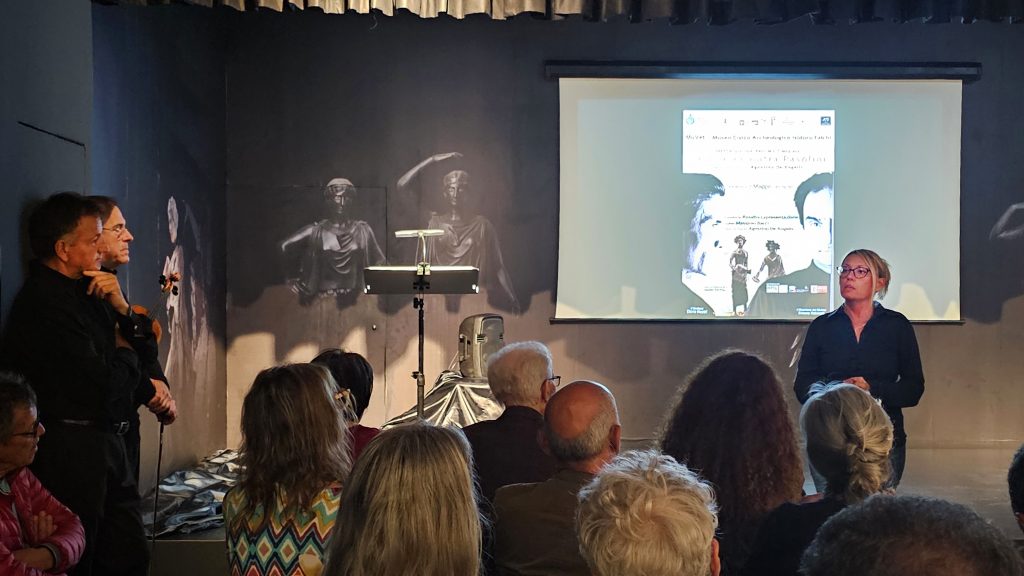 Successo per l’omaggio a Calvino al Museo Archeologico di Vetulonia di e con Agostino De Angelis