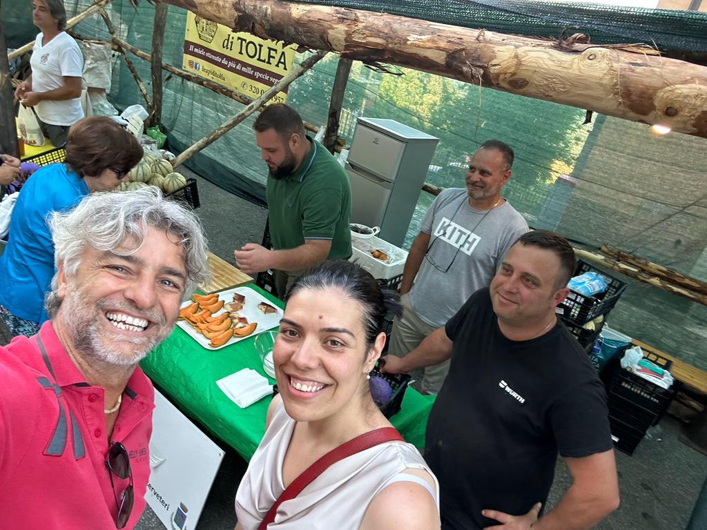 La Proloco Due Casette alla Sagra del Prosciutto a Tolfa con i meloni: nato un gemellaggio tra le due feste