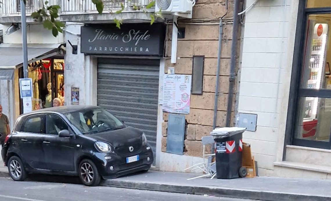 Cerveteri, auto si "sfrena" da piazza A. Moro e finisce contro un palo in via Delle Mura Castellane