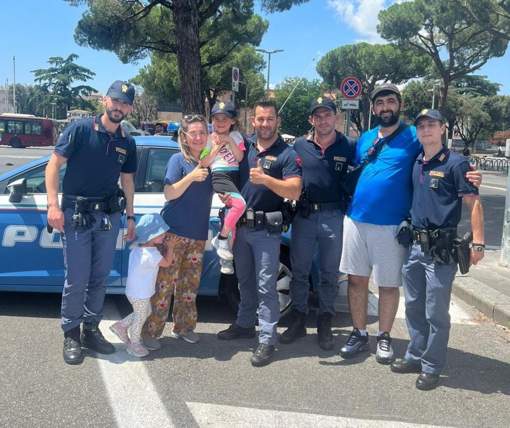 Bambina smarrita a Termini, la Polizia la ritrova