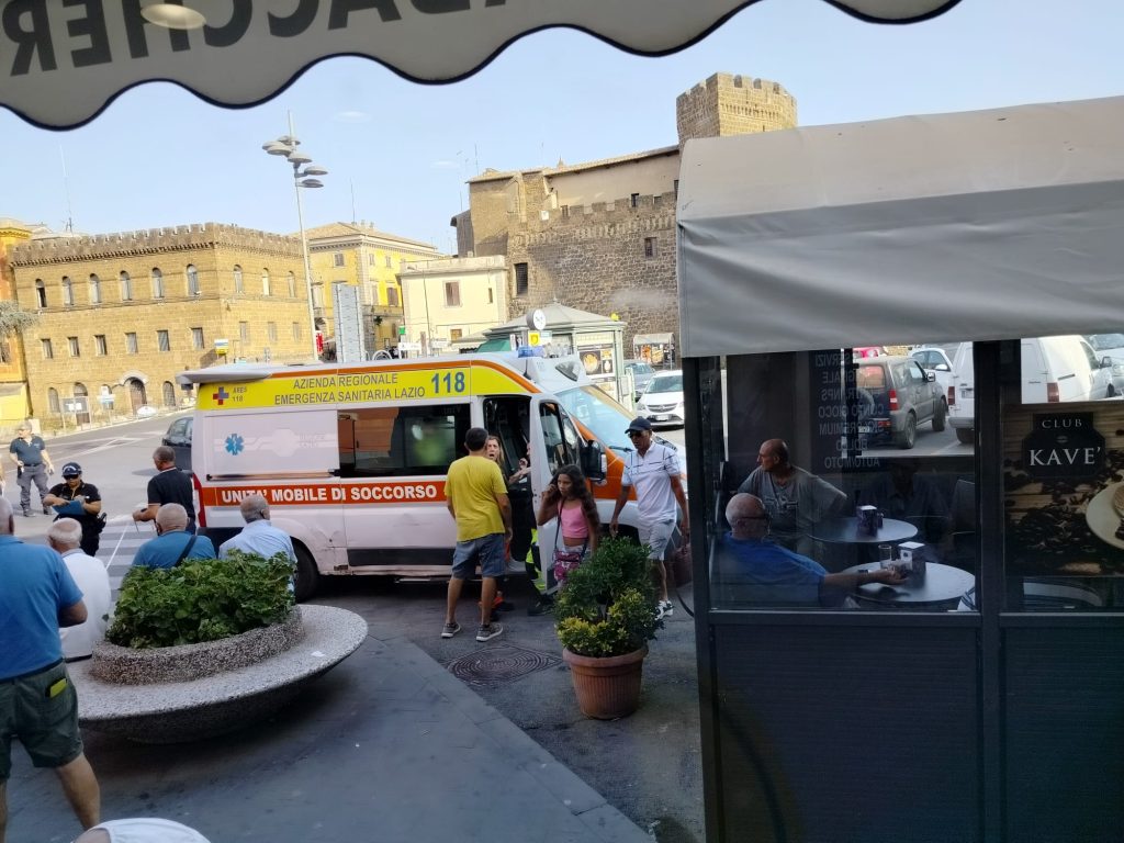 Cerveteri: attraversa sulle strisce, ma viene investita in Piazza Aldo Moro