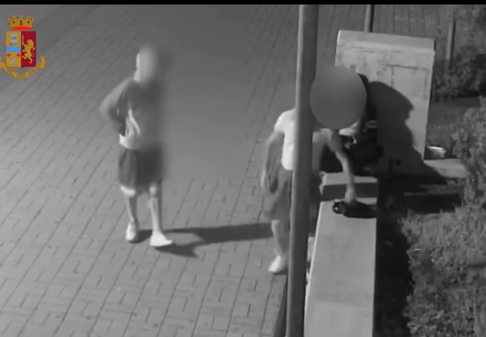 Acilia, numerose rapine e violenza fisica: arrestato 25enne