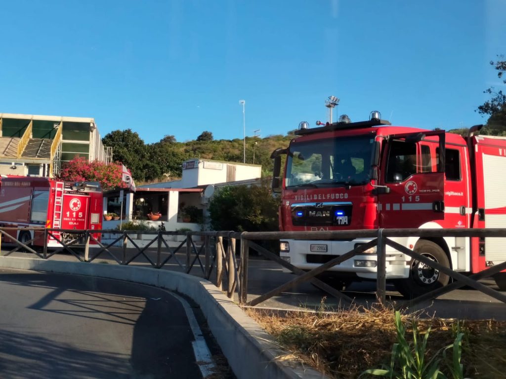 Santa Marinella, camion in fiamme nel parcheggio del Palazzetto