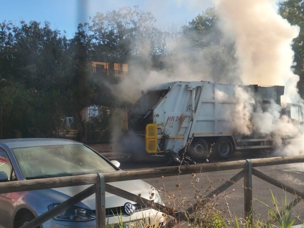 Santa Marinella, camion in fiamme nel parcheggio del Palazzetto