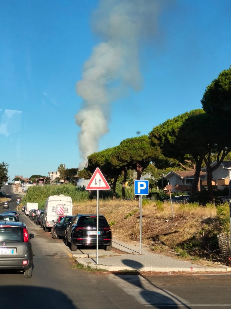 Santa Marinella, camion in fiamme nel parcheggio del Palazzetto