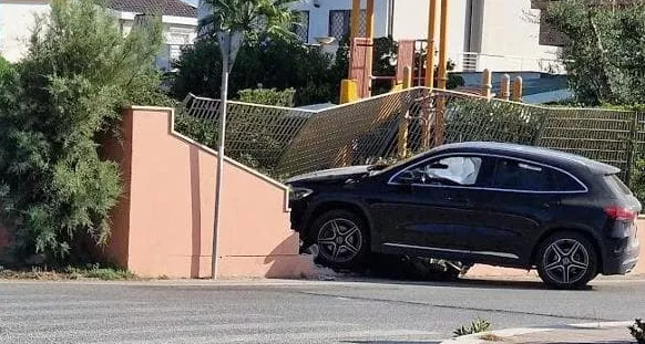 Fregene, 14enne guida l'auto al padre e sbatte addosso al muro