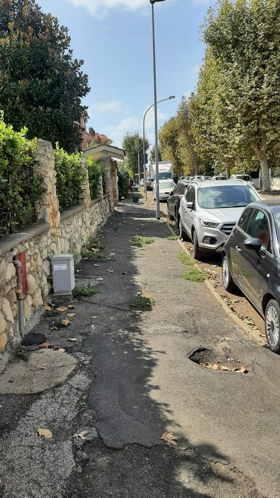 Ladispoli: sporcizia in strada, la segnalazione di un lettore