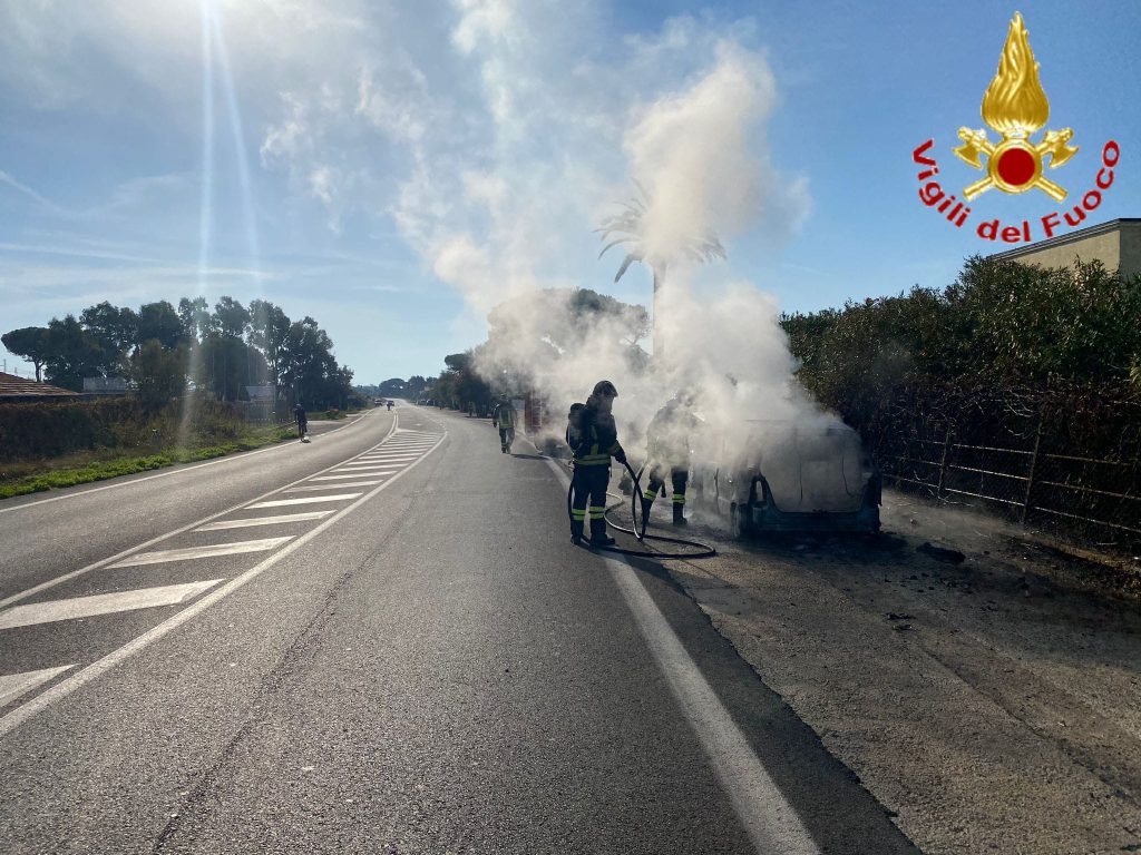 Santa Marinella: a fuoco un'automobile, traffico in tilt