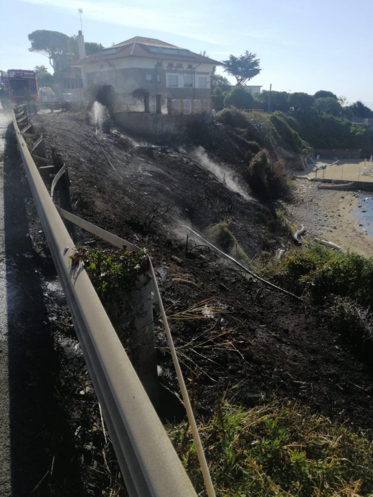 Santa Marinella: a fuoco un'automobile, traffico in tilt