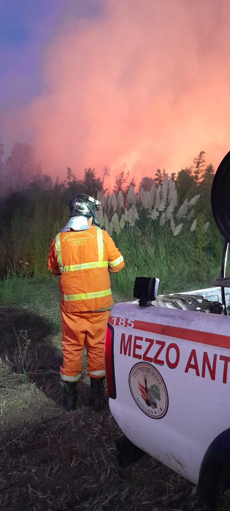 Cerveteri, fiamme in via di Zambra. Sul posto la Protezione Civile