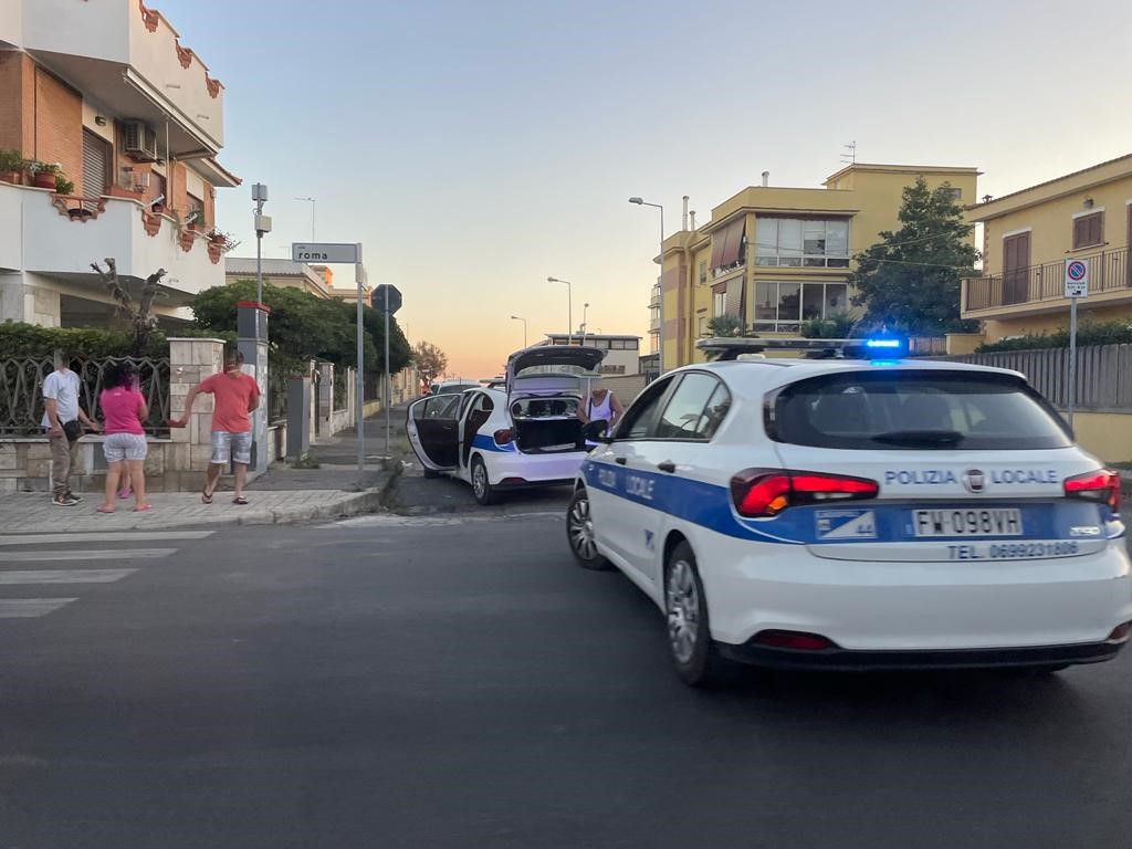 Ladispoli, guida ubriaco e va a sbattere contro le auto in sosta