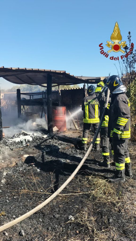 Roma, incendio in un deposito di attrezzi