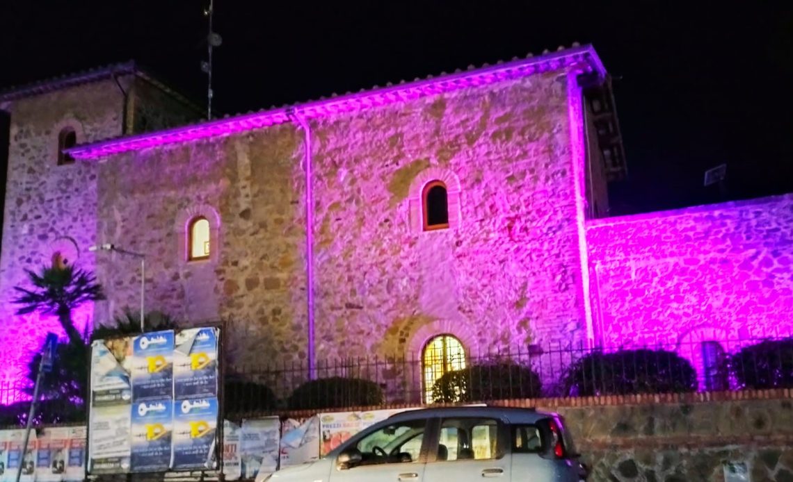 "Facciamo luce sul tumore al pancreas": il castelletto della polizia locale di Santa Marinella si illumina di viola