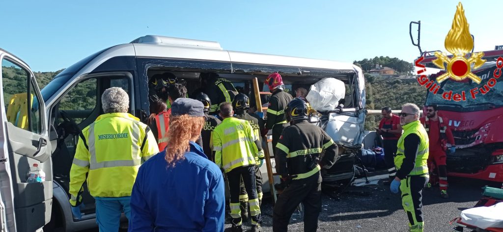 Civitavecchia, scontro tra mezzo pesante e autofurgone su A12: un morto