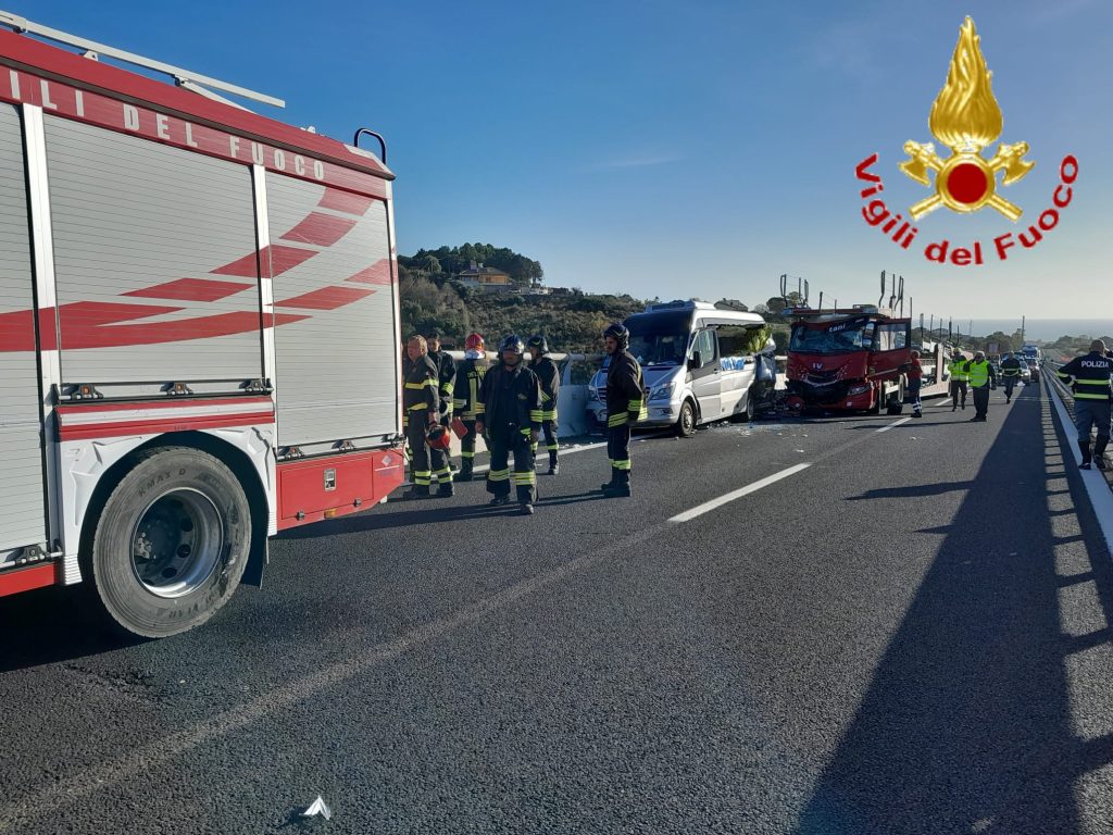 Civitavecchia, scontro tra mezzo pesante e autofurgone su A12: un morto
