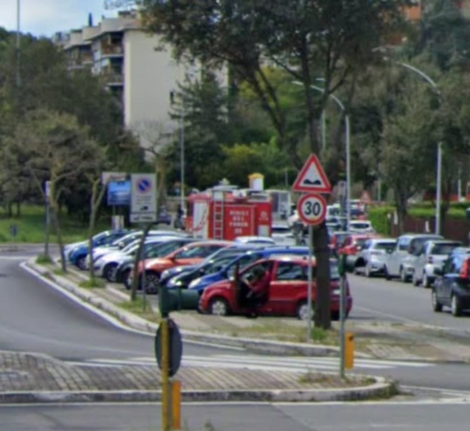 Roma Eur: un'albero cade su una bancarella e ferisce una donna