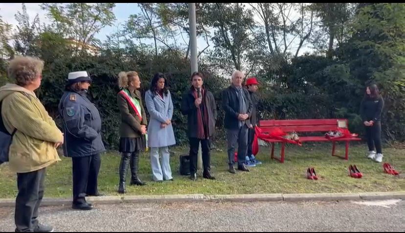 Cerveteri, una panchina rossa all'IC Giovanni Cena