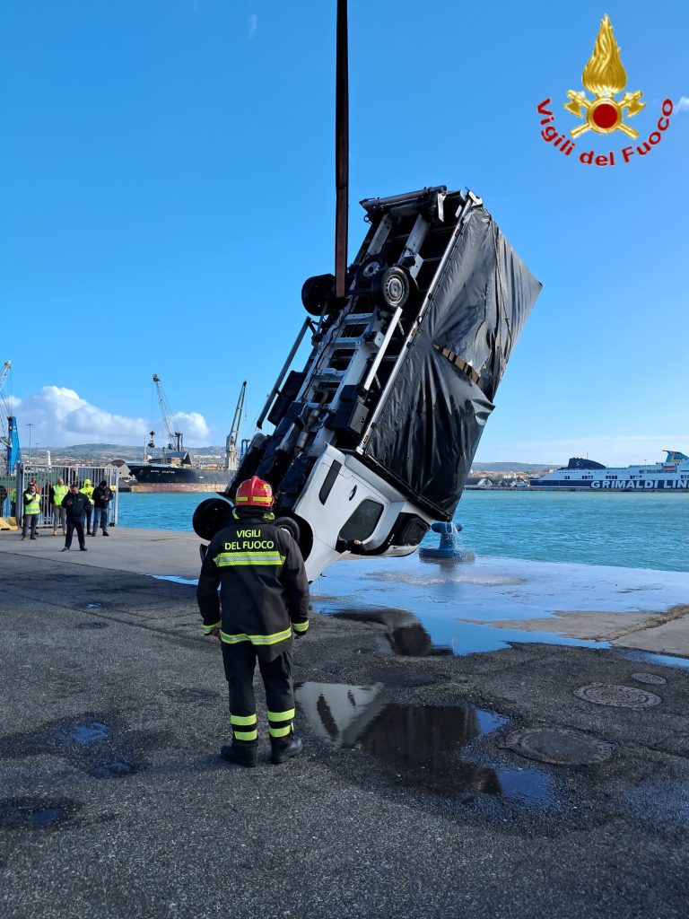 Civitavecchia, furgone cade in mare al porto. Recuperato con la gru