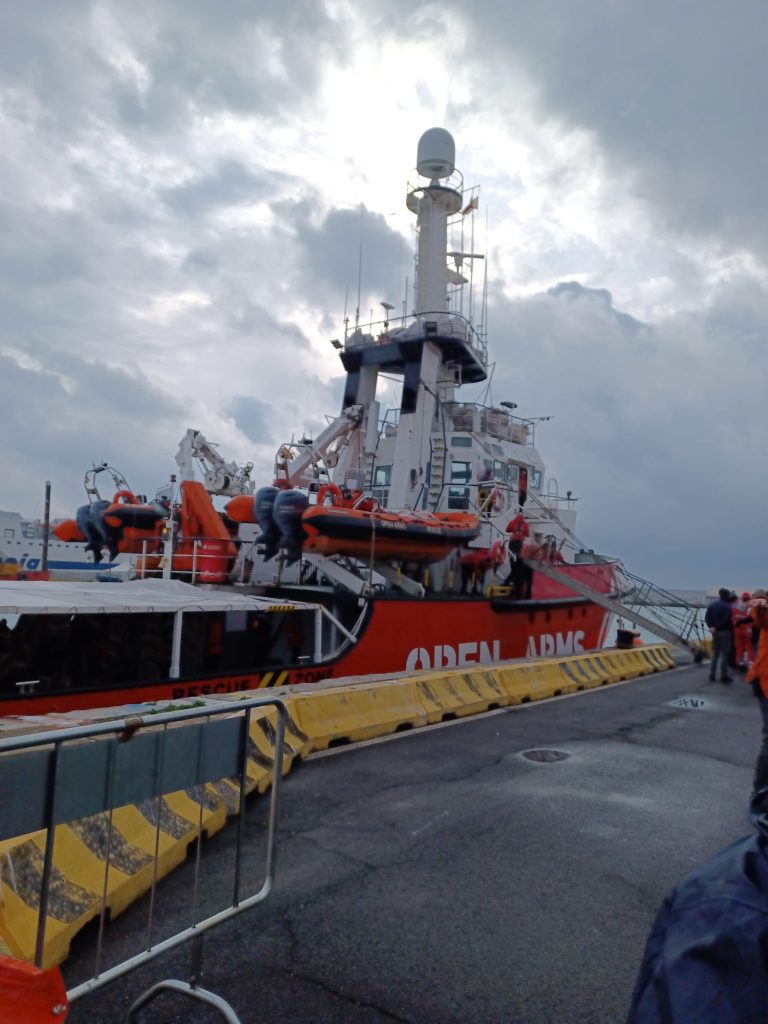 La nave “Open Arms” con 54 migranti dirottata a Civitavecchia per mal tempo