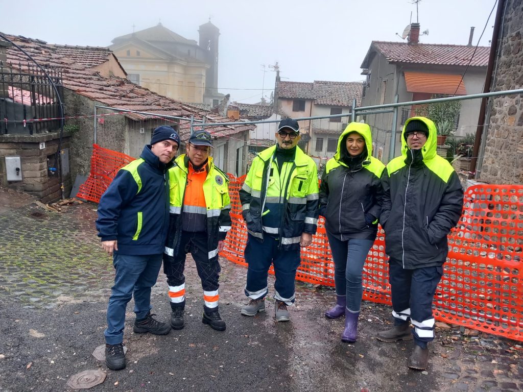 Crollo palazzina a Canale Monterano, continua l'opera di assistenza dei volontari della Protezione Civile di Ladispoli