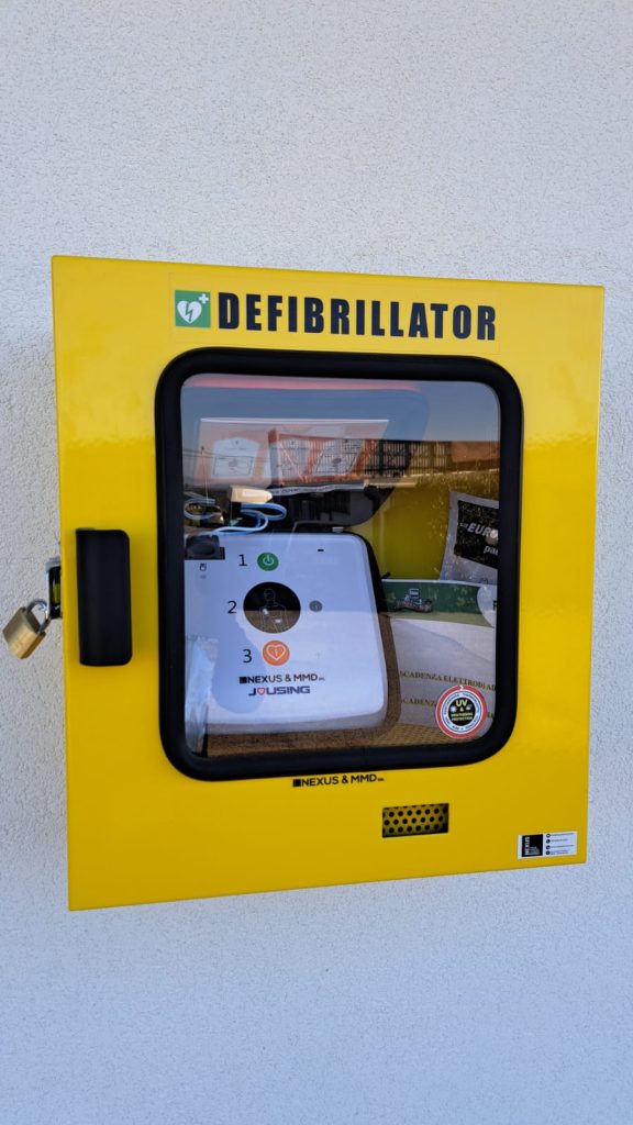 Borgo San Martino, posizionato un nuovo defibrillatore all'esterno della farmacia