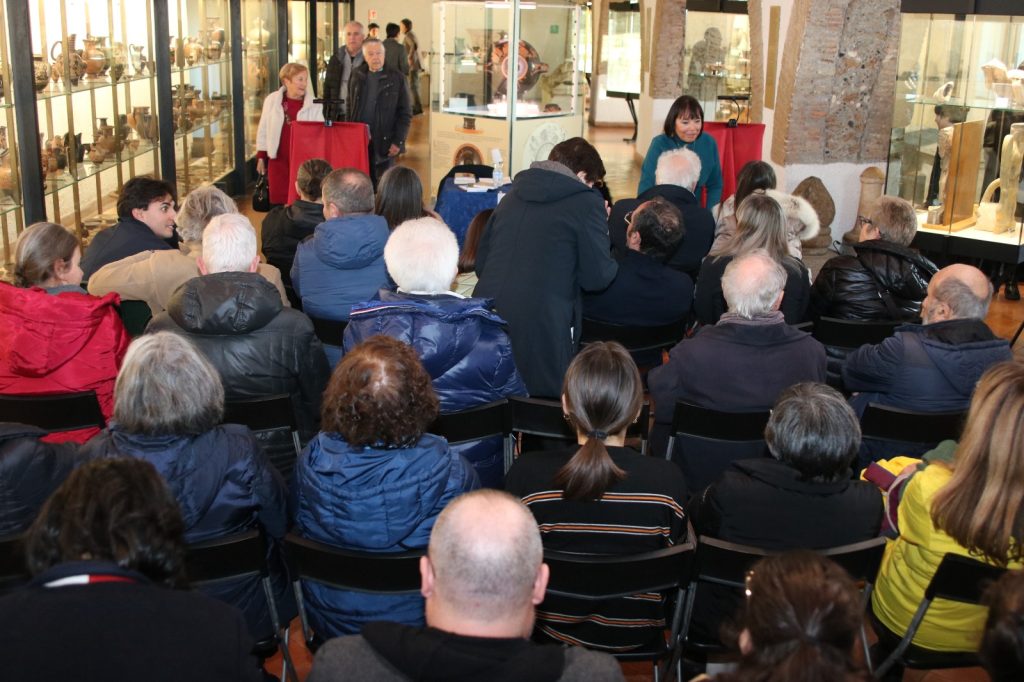Cerveteri, un successo la presentazione de "I misteri del vaso Etrusco" di Daniela Alibrandi