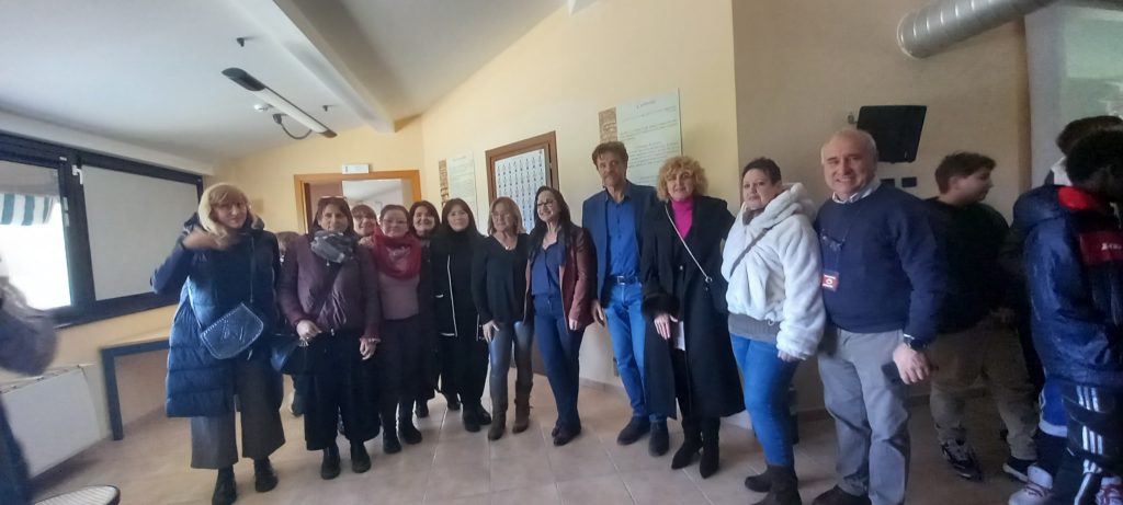 I bambini delle classi quinte dell' IC Ladispoli 1 alla scoperta del territorio. Un divertente e movimentato tour di 2 giorni con l Archeobus in visita ai siti archeologici dell' epoca imperiale a Ladispoli. Lo scuolabus mezzo di trasporto quotidiano per tanti alunni si trasforma in Archeobus, grazie alla professionalita' e alla passione dei volontari del GAR (gruppo archeologico romano)diretto da Flavio Enei e al contributo del Comune Assessorato alla Pubblica Istruzione e alla Cultura,che ha sponsorizzato il progetto e pubblicato un interessante opuscolo,alla portata dei ragazzi con immagini e siti della cittadina balneare. Dopo la piacevole conferenza di giovedi 6 Marzo in Biblioteca Comunale, tenuta magistralmente dal direttore del Museo di S.Marinella Flavio Enei sui siti dell epoca romana,i ragazzi venerdi' 7 marzo hanno "scorrazzato" per la citta' sui pulmini, dalle 9.15 alle 12.00 con sosta in tre tappe fondamentali dalla villa romana della Grottaccia,in Via Rapallo; passando per il lungomare a Marina di Palo per vedere i resti della vasca e dei mosaici e poi a piedi fino alla ricca villa romana a Piazza della Rugiada con i resti degli ambienti termali, fino ad arrivare a Marina San Nicola per godere dei resti della enorme Villa di Pompeo Magno che si affaccia sulla costa Tirrenica e permette di vedere da lontano il castello di Palo, gia' Alsium, residenza degli Orsini poi venduta agli Odescalchi e la Posta Vecchia, stazione di sosta durante il trasporto sulla Via Aurelia. Al ritorno, giro lungo passando per il Castellaccio di Monteroni ed uno sguardo alla necropoli etrusca e ai terreni di Monteroni , ricchi di prodotti tipici del territorio: carciofo,ulivo e grano. Piena soddisfazione dei docenti e dei ragazzi che hanno svolto una lezione all'aria aperta, vivace ed entusiasmante con l' apporto di esperti del Gat, con la finalita' di far conoscere prima, rispettare e valorizzare poi, il patrimonio storico/ archeologico del territorio di Ladispoli, un comune recente degli anni '70, ricco di storia e di fonti ancora visibili . Ringraziamo la referente/docente Marina Cozzi per il progetto realizzato a scuola in collaborazione con il Comune e il Gatc.