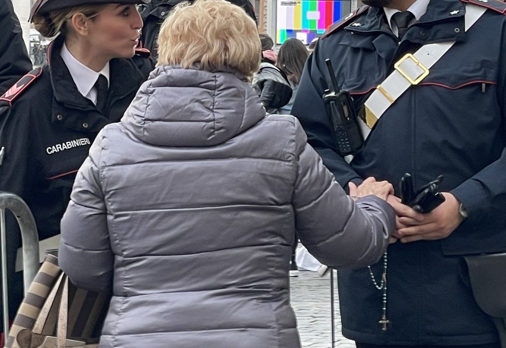 Roma: si finge Carabiniere e truffa una coppia di anziani, i Carabinieri eseguono un’ordinanza di misura cautelare