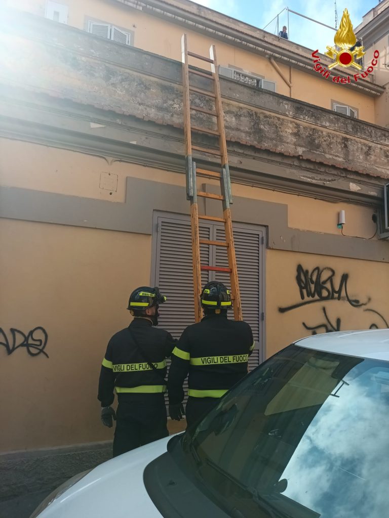 Civitavecchia: i Vigili del fuoco soccorrono  un uomo in casa per un malore