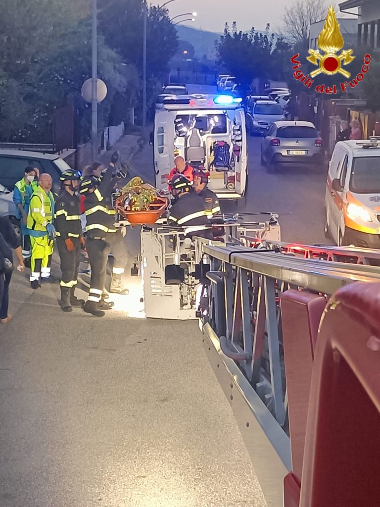 Prelevata con il cestello dell'autoscale è stata poi trasferita in ospedale