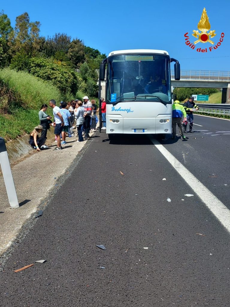 Cerveteri, brutto incidente in A12. Coinvolti un pullman e un autocarro