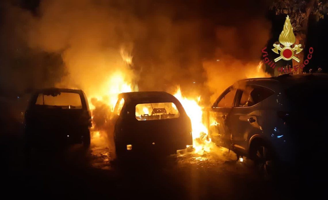 Rogo nella notte, il fuoco scoppia all'interno di un cortile condominiale