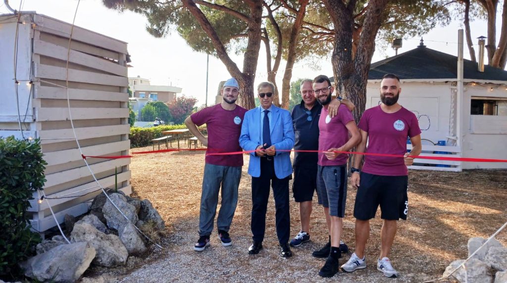 Dopo un’attenta pulizia e bonifica è di nuovo e perfettamente fruibile a tutti il Parco Amore , ovvero la vasta area verde che si estende a sud del rione Maiorca e arriva quasi a lambire il  lungomare Marconi al confine con il parco archeologico di Castrum Novum.  All’interno del giardino pubblico forse più ampio di Santa Marinella   è stato riaperto anche un punto ristoro. affidato a dei veri protagonisti della ristorazione, ovvero la catena Pepo  specializzati  nella preparazione di pizza e  pesce povero famosi anche nella Capitale. Un valore aggiunto   che permetterà anche di godere di questo parco per trascorrere le serate estive degustando cibi  della tradizione mediterranea peraltro a costi  accessibili a tutti . “Siamo molto soddisfatti dell’operazione di bonifica effettuata dai gestori, per ora provvisori, di questa area che hanno dovuto provvedere a rimuovere e smaltire quasi cento sacchi di rifiuti. Inoltre- prosegue il sindaco Tidei- è stata anche ripulita una  casetta in legno, sprovvista di servizi igienici dove si erano abusivamente introdotti due clochard creando cosi ulteriore degrado anche ambientale  alla zona .  E’ questo – prosegue Tidei il dodicesimo parco aperto al pubblico della nostro comune  che da alcuni anni ormai sta puntando molto anche sulla riqualificazione  delle aree verdi del territorio.  Abbiamo provveduto ad assegnare  ma solo temporaneamente, per la sola stagione estiva il Parco Amore a dei gestori che seguiteranno  a provvedere alla pulizia e manutenzione dell’area  che cosi potrà essere sempre frequentata liberamente da residenti e turisti. Ma è intenzione di questa amministrazione e già dal prossimo mese di ottobre pubblicare un bando pubblico, per procedere ad una successiva assegnazione pluriennale del Parco  in modo da  poter attuare anche un ulteriore progetto di riqualificazione di un’ area di oltre 8 mila metri quadri  dove potranno trovar posto nuovi  giochi per bambini, una piccola area ludica e un spazio ricreativo dove poter ascoltare musica soft. Un nuovo punto di aggregazione anche sociale per   utte le età giovani bambini e anziani ”.