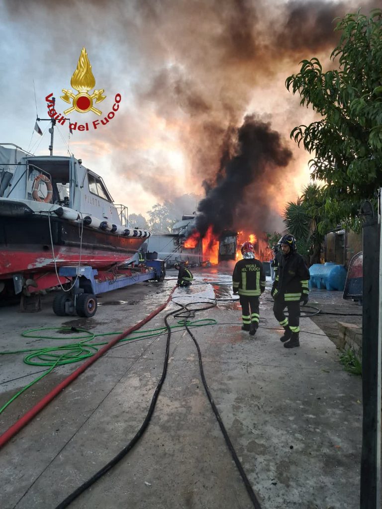 Fiumicino, fiamme all'interno di un rimessaggio navale