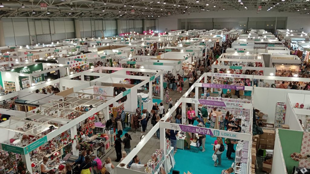 Luisana Leone vola con le sue ali in giro per l’Italia