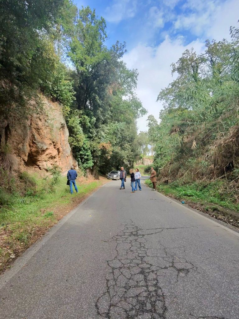Via di Ceri, un tecnico incaricato dalla Regione Lazio in sopralluogo sul tratto interessato dal crollo del costone tufaceo