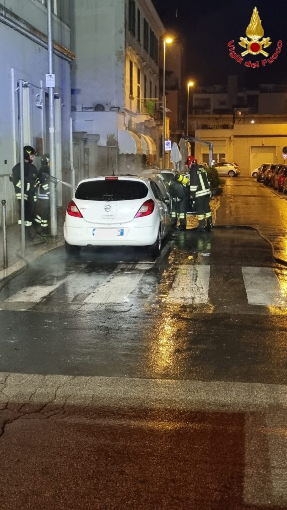 Civitavecchia, a fuoco due autovetture. Sul posto i VVF