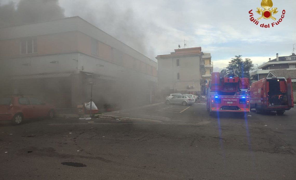 Roma, incendio in un'azienda dolciaria zona borghesiana